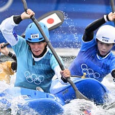 Zľava vodná slalomárka Haruka Okazakiová z Japonska, Slovenka Eliška Mintálová a Li Š'-tching z Číny v kvalifikačnej jazde kajak krosu počas XXXIII. letných olympijských hier v Paríži