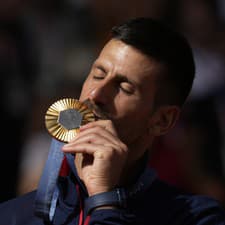 Novak Djokovič sa teší z olympijského zlata.