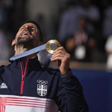 Novak Djokovič sa teší z olympijského zlata.