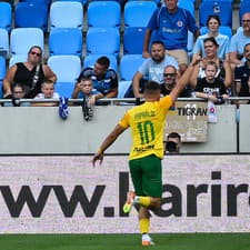 Na snímke vpravo Adrián Kaprálik (MŠK Žilina) sa raduje po strelení úvodného gólu počas zápasu 6. kola futbalovej Niké ligy ŠK Slovan Bratislava - MŠK Žilina