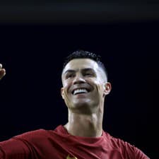 Cristiano Ronaldo obdivuje mladého Yamala z Barcelony.
