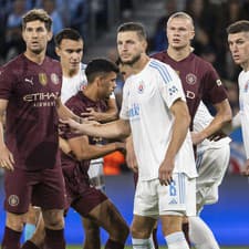 Na snímke zľava John Stones (Manchester), Kevin Wimmer (Slovan), Erling Haaland (Manchester) a Danylo Ignatenko (Slovan).