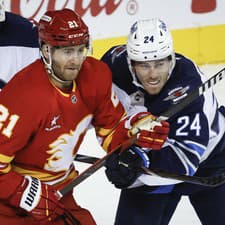 V dueli medzi Calgary Flames a Winnipegom Jets to poriadne vrelo.