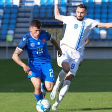 Samuel Kopásek (Slovensko) a Ioannis Niarchos (Grécko) v súboji o loptu