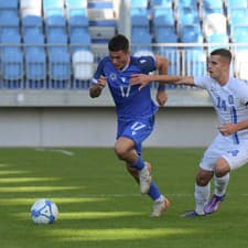 Zľava Adrián Kaprálik (Slovensko) a Christos Mouzakitis (Grécko) v súboji o loptu