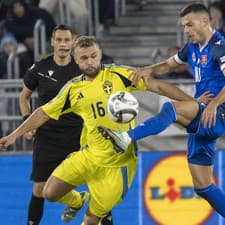 Lázsló Bénes (Slovensko) a Jesper Karlström (Švédsko) v súboji o loptu. 