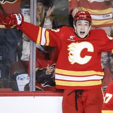 Slovenský útočník Samuel Honzek (Calgary Flames) sa raduje po góle.