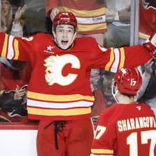 Slovenský útočník Samuel Honzek (Calgary Flames) sa raduje po góle.