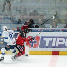 Zľava Miloš Bubela (Nitra) a Collin James Adams (Banská Bystrica) bojujú o puk