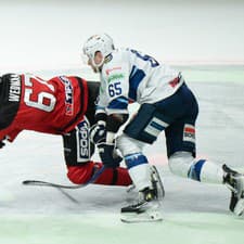 Zľava Carlyle Wedman (Banská Bystrica) Alex Cotton (Nitra) v súboji