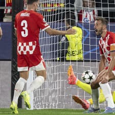 Na snímke Miguel Gutierrez (vľavo) z Girony strieľa úvodný gól za chrbát brankára Dominika Takáča (vpravo) z ŠK Slovan Bratislava.