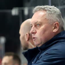 Hlavný tréner HC Slovan Bratislava Peter Oremus sleduje zápas