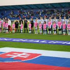 Futbalistky Slovenska (vpravo) a Walesu (vľavo) stoja počas hymny