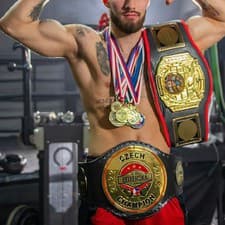 Profesionálny boxer Tomáš Bureš zmlátil v metre náhodného muža