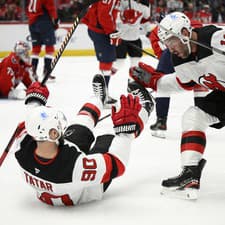 Slovenský hokejový útočník Tomáš Tatar (vľavo) strelil svoj druhý gól v sezóne, ktorým prispel k víťazstvu New Jersey na ľade Vancouveru 6:0.