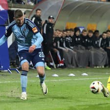 Alen Mustafič (Slovan) a Nino Marcelli (Podbrezová) v súboji