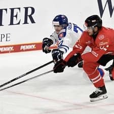 Na snímke vpravo Niklas Würschl (Rakúsko) a vľavo Martin Fasko-Rudaš (Slovensko) počas hokejového zápasu o Nemecký pohár Rakúsko - Slovensko.