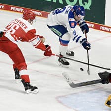 Zľava Nikolaj Carstensen (Dánsko), Šimon Petráš (Slovensko) a brankár Mathias Seldrup (Dánsko) počas zápasu Dánsko - Slovensko na turnaji o Nemecký pohár v Landshute 