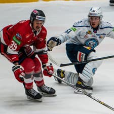 Kanadský obranca Luke Green (vpravo), ktorý pôsobil naposledy v Nitre Slovan neposilní.