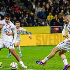 Na snímke sprava Matúš Bero (Slovensko), David Strelec (Slovensko) a Gabriel Gudmundsson (Švédsko) počas zápasu.