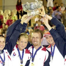 2002 Víťazky - zľava: Janette Husárová, Henrieta Nagyová, kapitán Tomáš Malik, Daniela Hantuchová a Martina Suchá