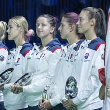 Na snímke slovenské tenistky sprava Tereza Mihalíková, Renáta Jamrichová, Viktória Hrunčáková, Anna Karolína Schmiedlová, Rebecca Šramková a kapitán slovenského tímu Matej Lipták pózujú s trofejami.