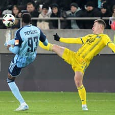 Na snímke vpravo Dominik Kružliak (FC Košice) a  vľavo Idjessi Metsoko (ŠK Slovan Bratislava) bojujú o loptu