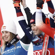 Mikaela Shiffrinová (uprostred) pózuje na pódiu po 2. kole slalomu žien Svetového pohára v alpskom lyžovaní v rakúskom stredisku Gurgl