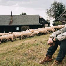 Bývalý gólman Ján Lašák si zveľaduje chalupu po starých rodičoch a nemá problém postrážiť aj ovce.