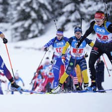 Slovenská biatlonistka Paulína Bátovská Fialková (druhá zľava), Francúzka Julia Simonová (vľavo) a Nemka Vanessa Voigtová (vpravo) počas štafety.