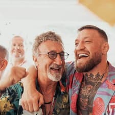 Eddie Jordan v spoločnosti írskeho MMA bojovníka Conora McGregora