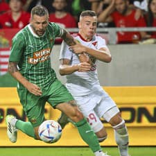 Rakúsky futbalista Guido Burgstaller (vľavo) utrpel po útoku v centre Viedne vážne poranenia hlavy vrátanie zlomeniny lebky.