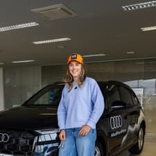 Petra Vlhová pózuje s novým Audi Q7.