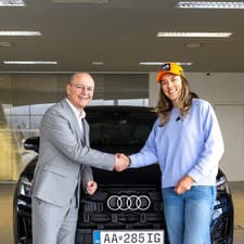 Petra Vlhová pózuje s novým Audi Q7.