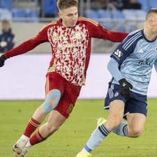 Na snímke vpravo Nino Marcelli (Slovan) a vľavo Tibor Slobodník (B.Bystrica)