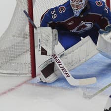 Juraj Slafkovský (Montreal) pred brankárom Mackenzie Blackwoodom (Colorado)