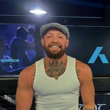 Slávny bojovník Conor McGregor vymenil rukavice za kopačky.