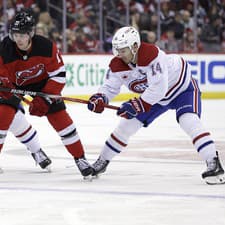 Slovenský obranca Šimon Nemec (17) z New Jersey Devils a hráči Montrealu Canadiens Juraj Slafkovský (vľavo).