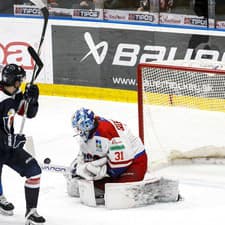 Na snímke zľava Lee Clayton Kirichenko (HK 32) Mitchell Mckenna Hoelscher (Slovan) a brankár Evan Fitzpatrik (HK 32) počas zápasu 40. kola Tipos extraligy HC Slovan Bratislava - HK 32 Liptovský Mikuláš.