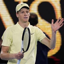 Taliansky tenista Jannik Sinner sa suverénnym spôsobom prebojoval do semifinále dvojhry na grandslamovom Australian Open v Melbourne.