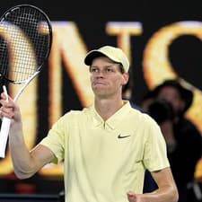 Taliansky tenista Jannik Sinner sa suverénnym spôsobom prebojoval do semifinále dvojhry na grandslamovom Australian Open v Melbourne.