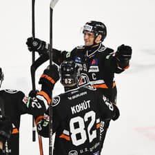 Na snímke hokejisti Košíc sa tešia z výhry 3:2 po predĺžení a samostatných nájazdoch po šlágri 43. kola hokejovej Tipos extraligy HC Košice -  HC Slovan Bratislava.