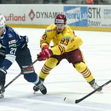 Na snímke zľava Sebastián Čederle (Nitra) a Juraj Bezúch (Trenčín)