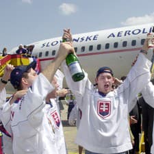 Obranca Peter Smrek takto v roku 2002 oslavoval titul majstra sveta na letisku.