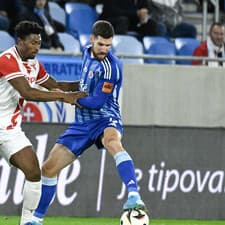 Kenan Bajrič (Slovan) a Rahim Ibrahim (Trenčín) v súboji.