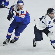 Fínsky hokejista Konsta Helenius (vpravo) a slovenský hokejista Adam Sýkora počas štvrťfinálového zápasu majstrovstiev sveta hokejistov do 20 rokov Slovensko - Fínsko.