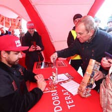 Peter Sagan sa podpísal aj na fľašu alkoholu