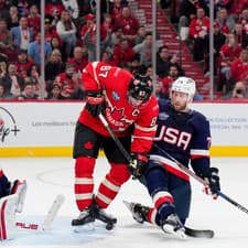 Sidney Crosby (Kanada) pred bránou USA v zápase Turnaja 4 krajín.