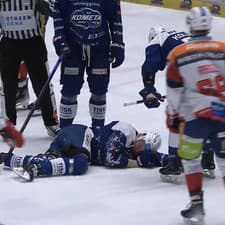 Slovenský obranca v službách Komety Brno Marek Ďaloga inkasoval nechutný faul do hlavy a má zrejme ľahší otras mozgu.