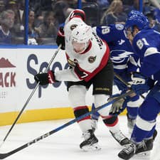 Slovenský hokejista v drese Tampy Bay Lightning Erik Černák (81) a hráč Ottawy Brady Tkachuk bojujú o puk počas zápasu zámorskej NHL Tampa Bay Lightning - Ottawa Senators